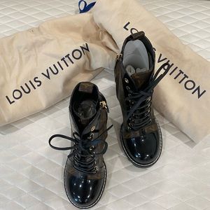 Authentic LOUIS VUITTON Star Trail Ankle boot. Monogram canvas. MINT CONDITION